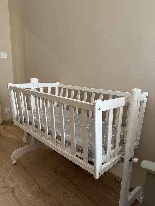Drewniana kołyska dla niemowlęcia – biała, w bardzo dobrym stanie
