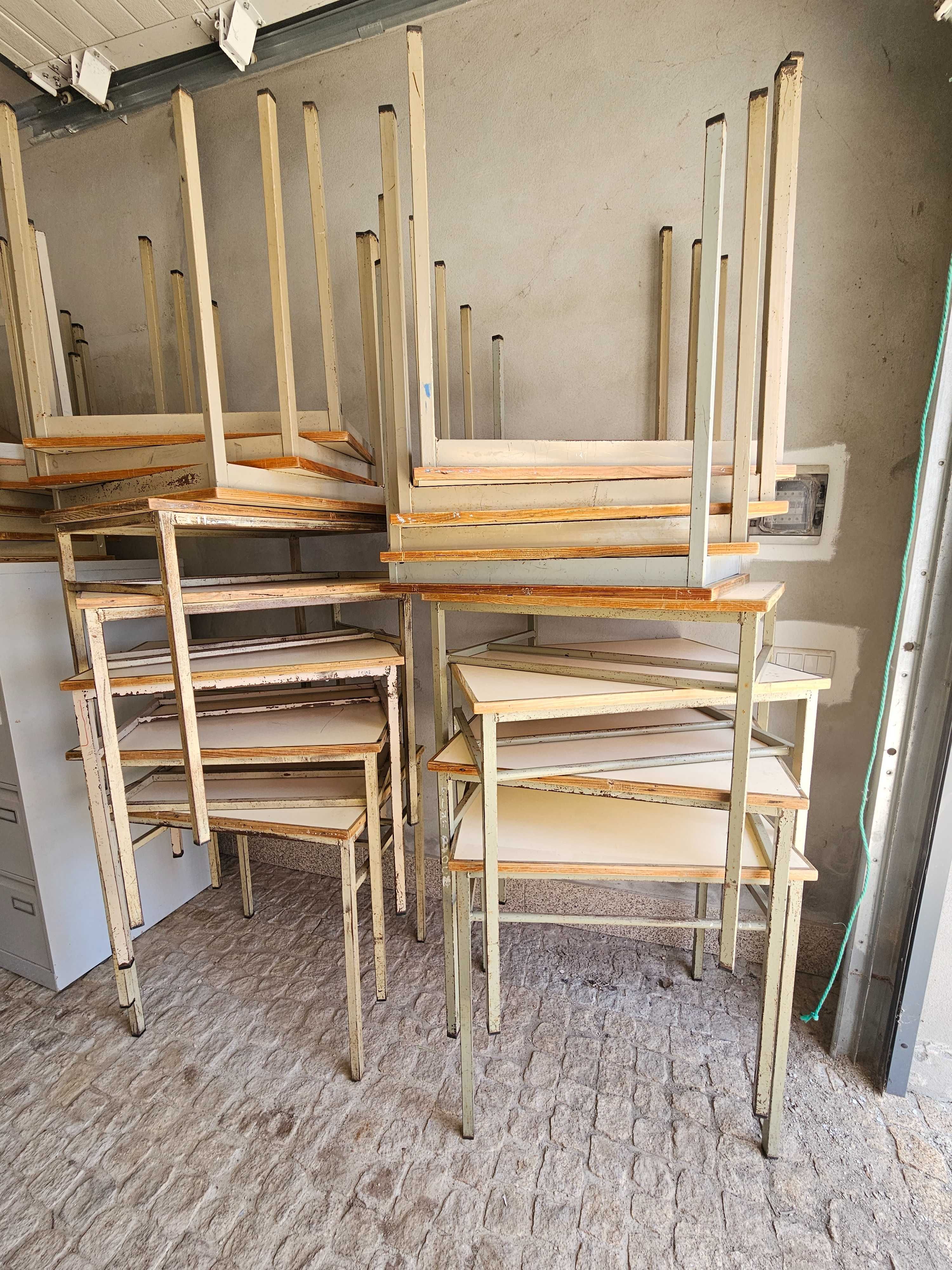 Mesa em ferro com duas gavetas e tampo em madeira