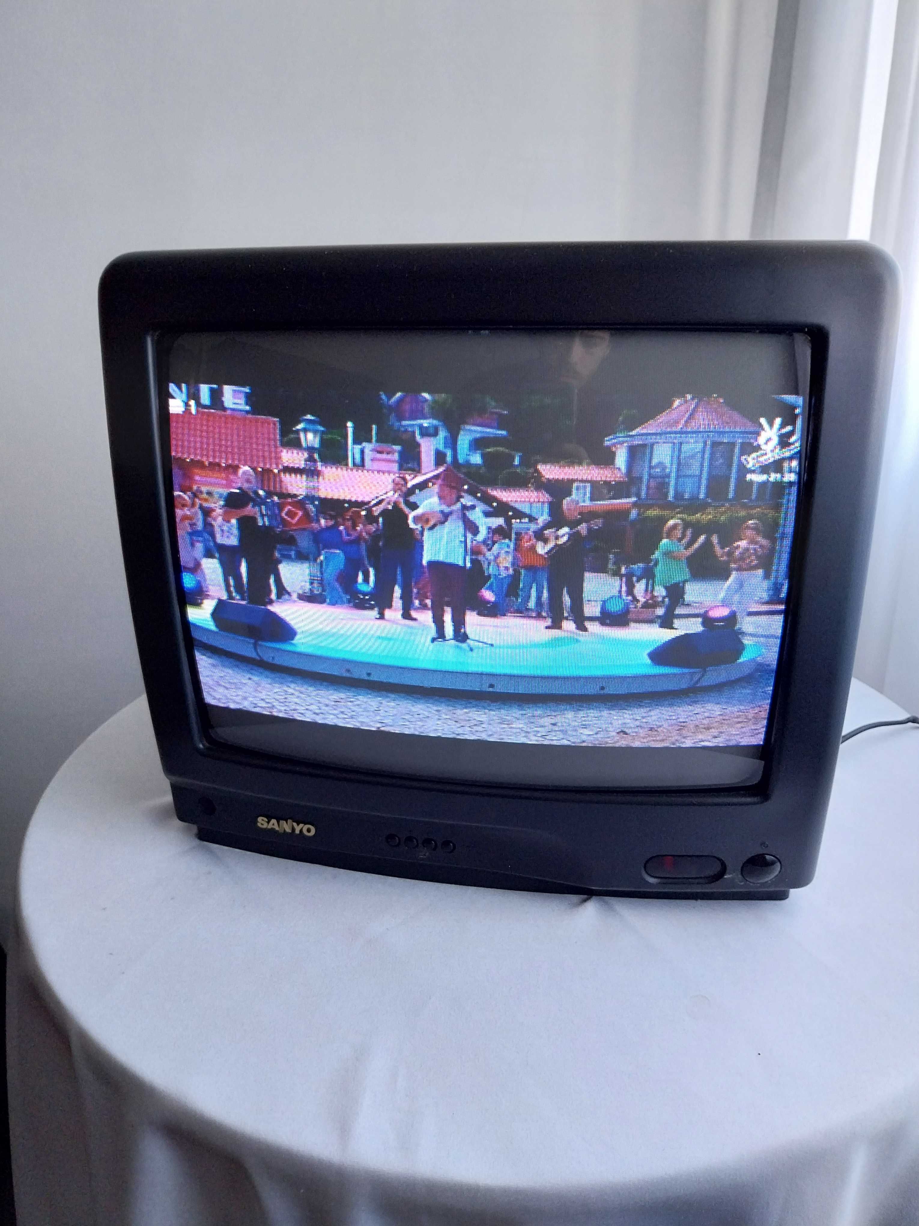 Televisão antiga da Sanyo CEP 1497, vintage, a funcionar