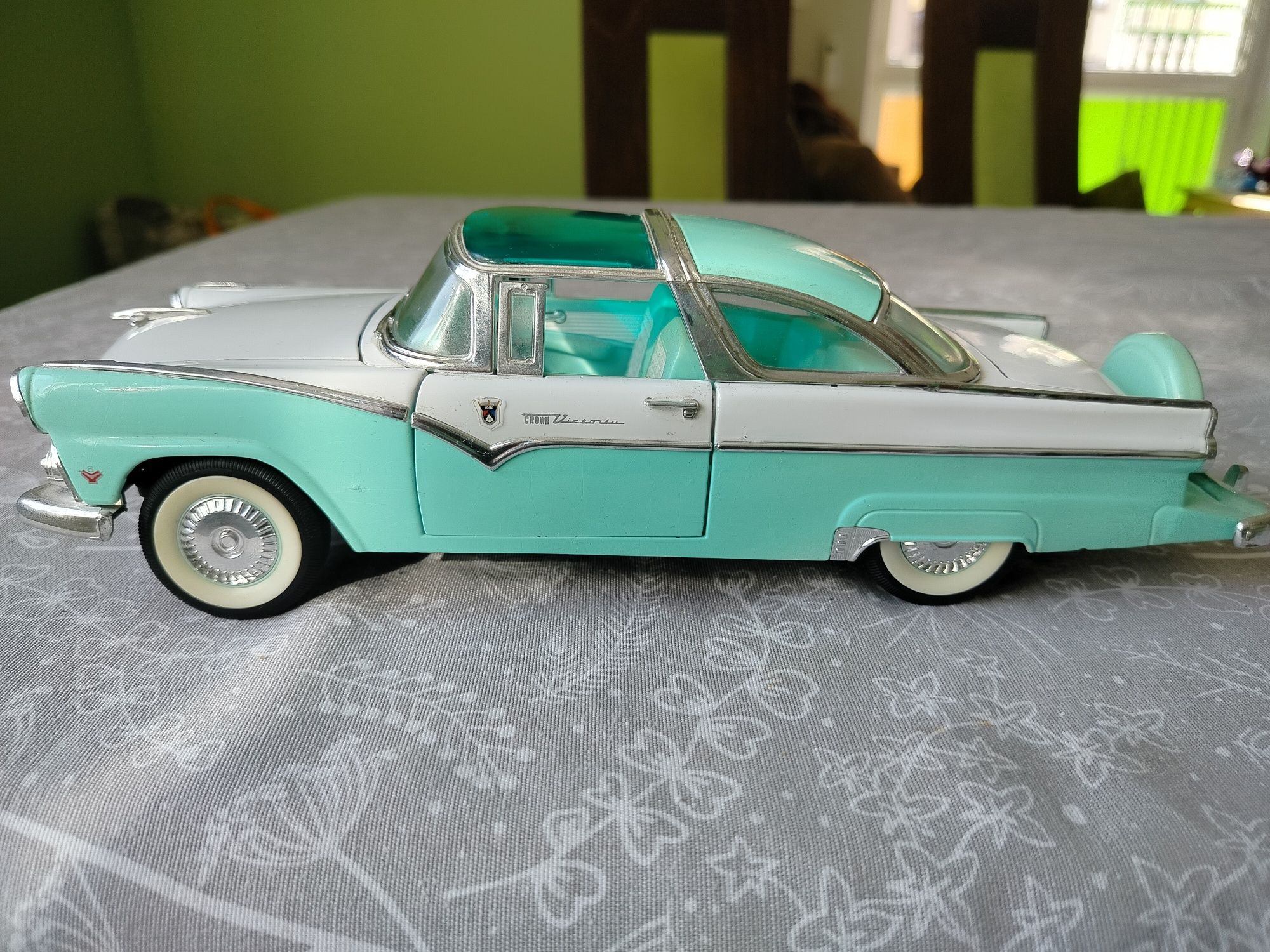 Model starego  auta 1:18
