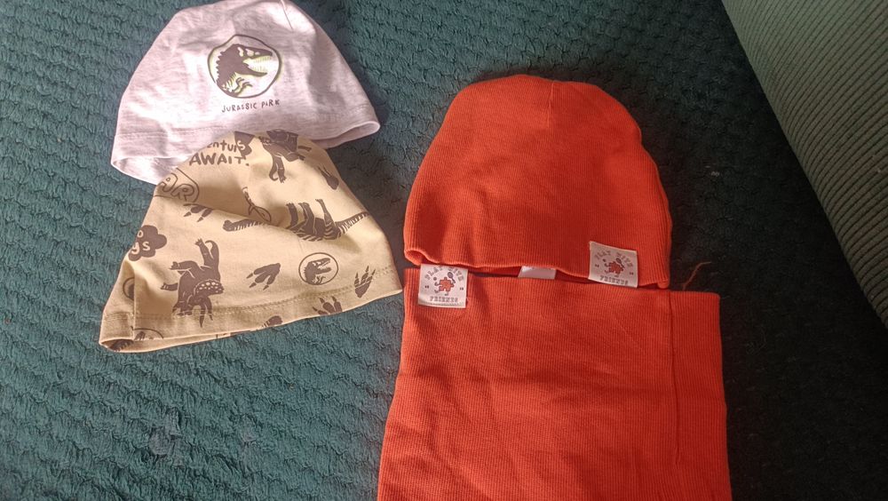 Zestaw czapek wiosennych i komplet jesienny.