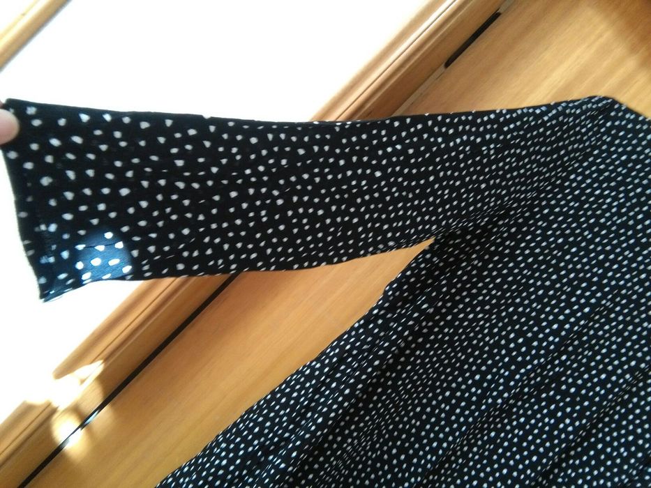 Vestido preto e branco e azul com flores vermelhas e vermelho