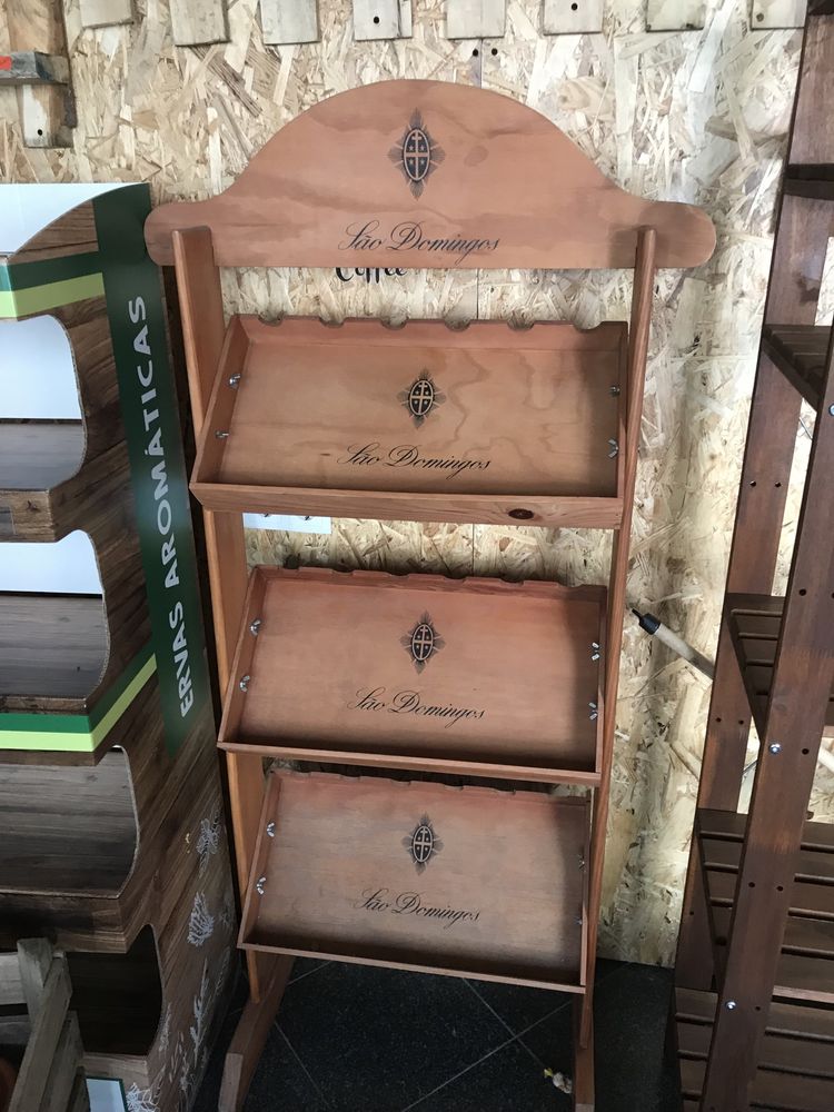 Espositor de vinhos e fruta