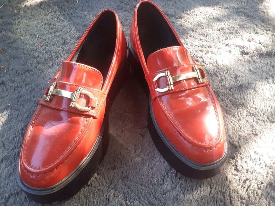 Женские лаковые туфли