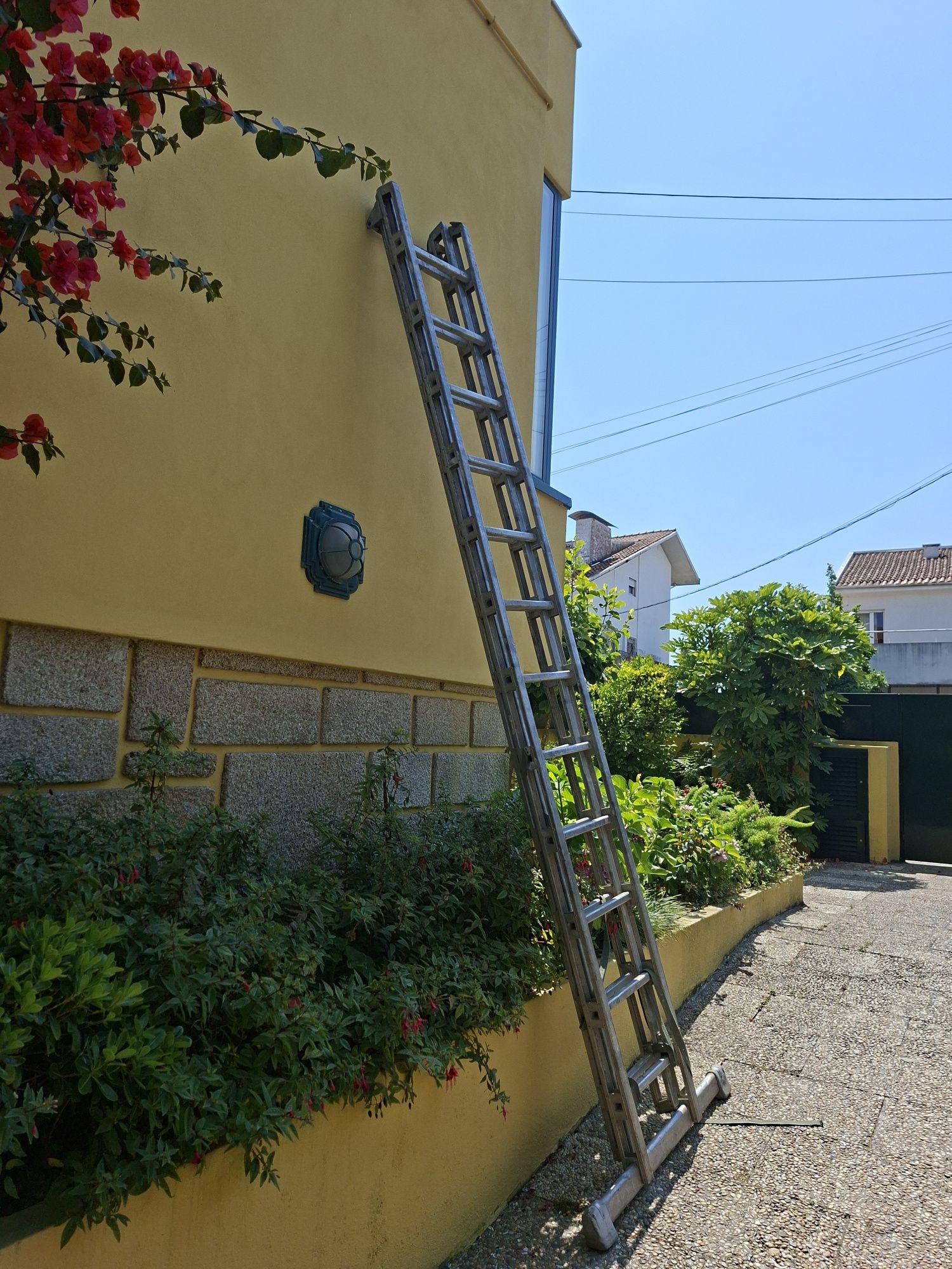 Escadote Articulado Aço/alumínio 5.9 mts usado