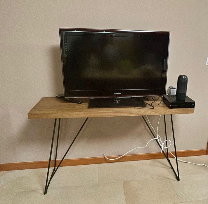 Console de madeira e metal