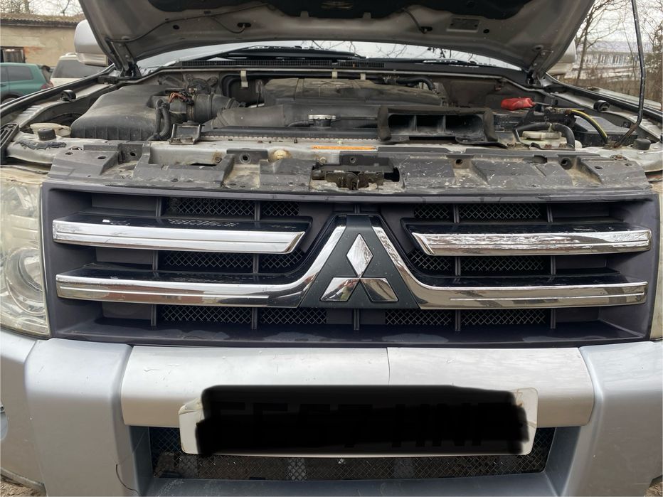Решітка радіатора Mitsubishi Pajero Wagon 4 паджеро