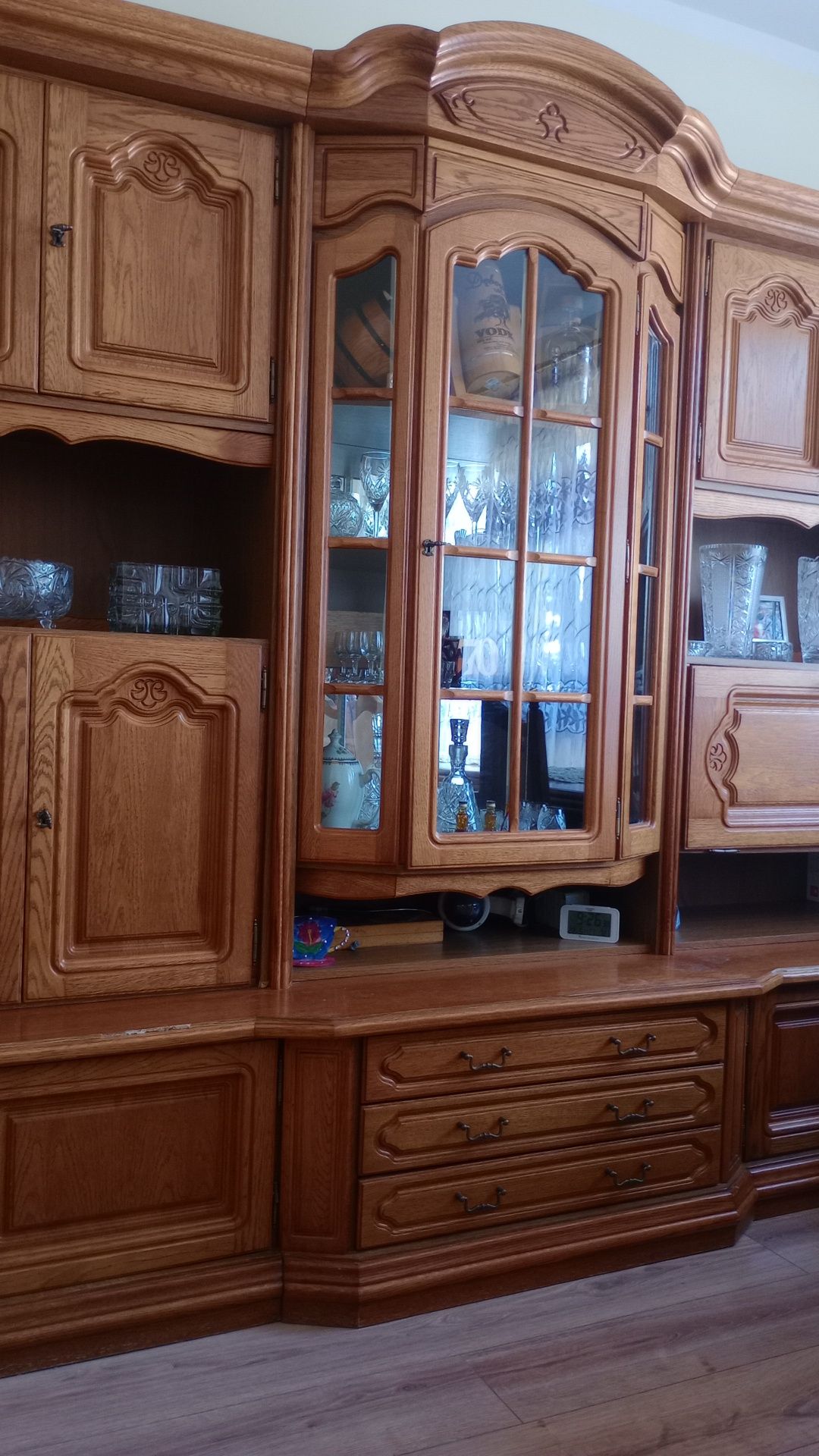 Sprzedam meble dębowe używane w dobrym stanie.cena z szafą 1000 zł.