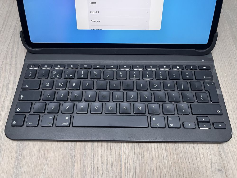 iPad Pro 4 generacji 12,9 cali z podświetlaną klawiaturą zestaw