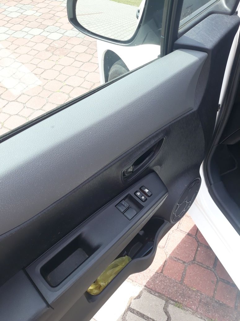 Toyota Yaris 1.0 benzyna 2012 rok.