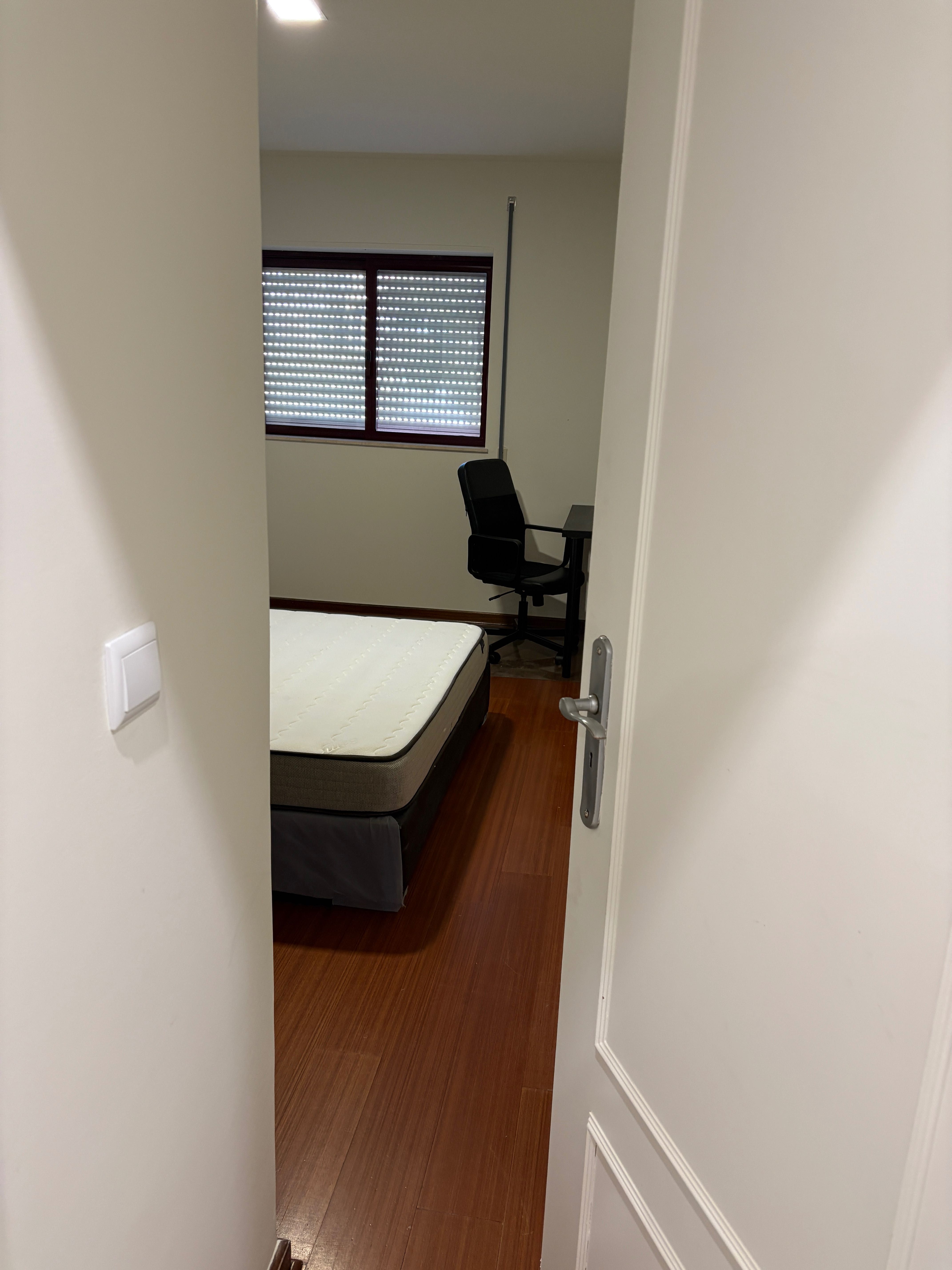 Quarto c/ cama de casal perto da Universidade do Minho (UM)