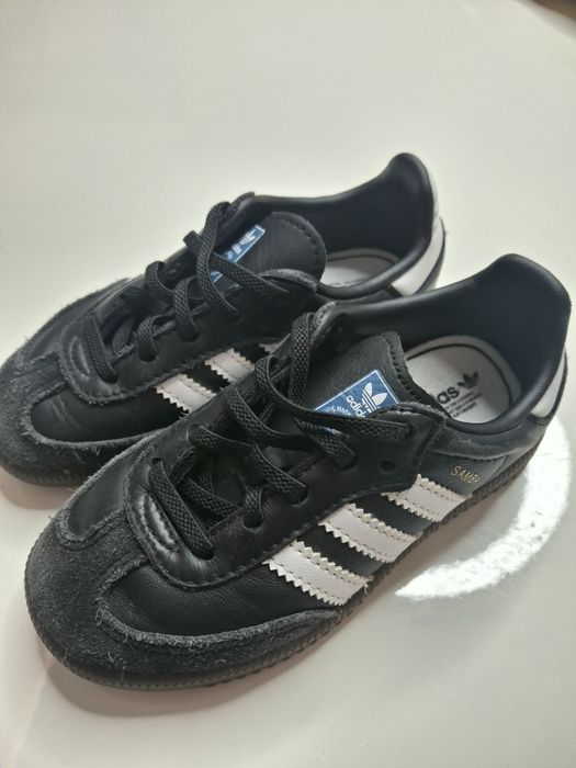 Varios modelos de calçado  de menino