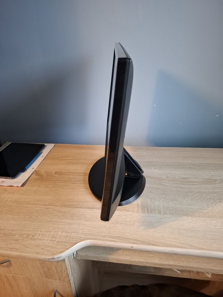 Monitor LG 21 cali z jednostka centralna - komputerem