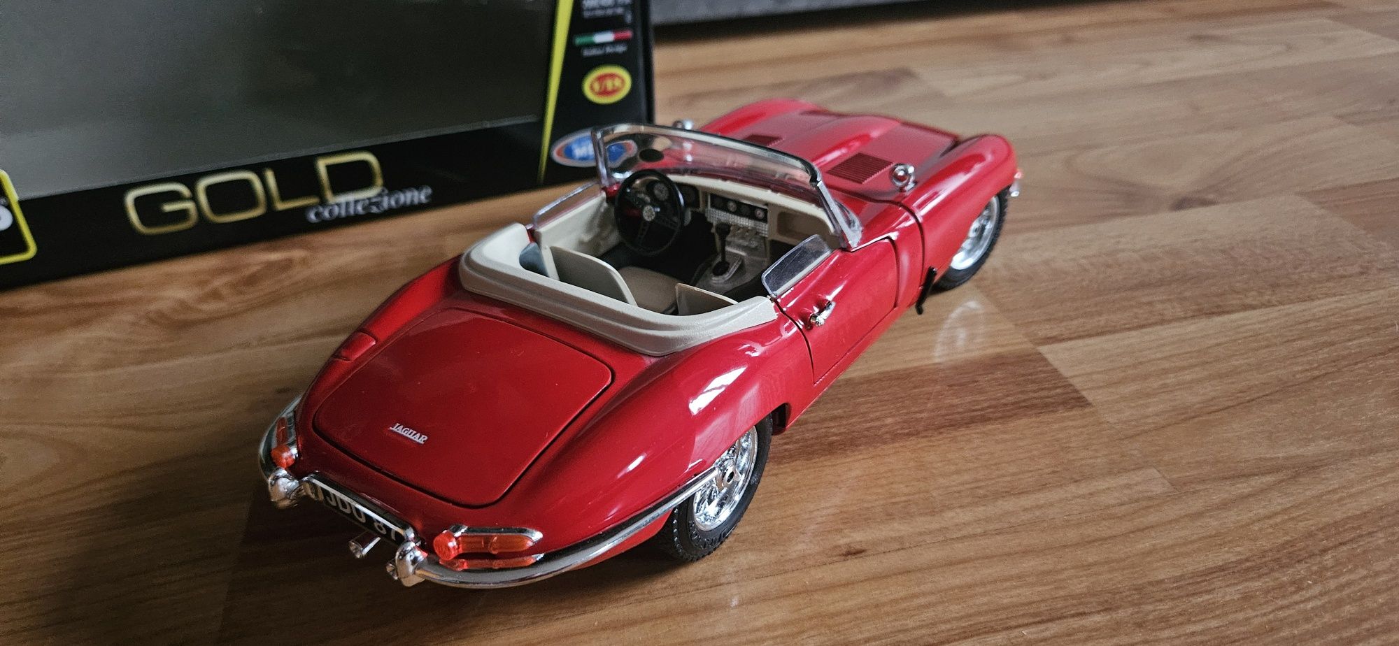 1:18 Burago Jaguar E Cabriolet