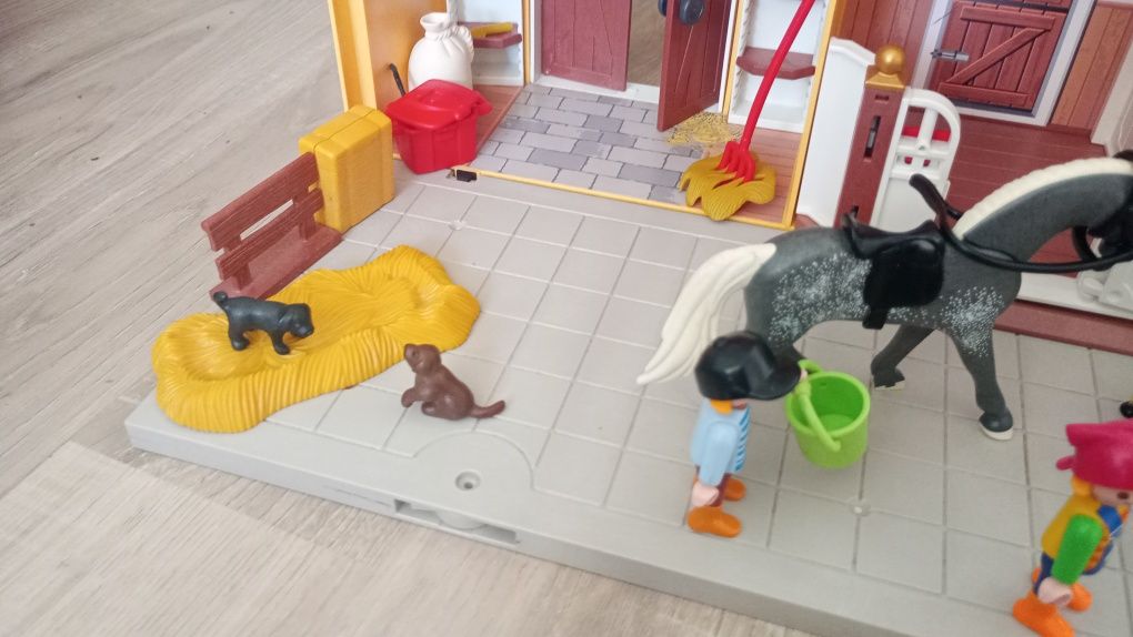 Zestaw Playmobil Country 5348 przenośna stajnia