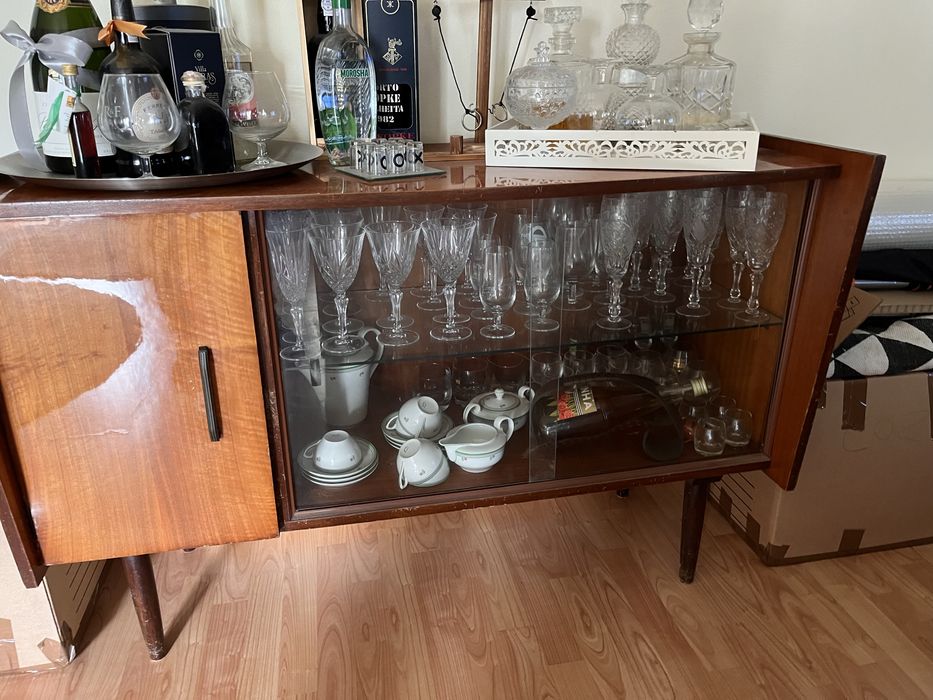 Cristaleira antiga anos 30/40   Aceito ofertas razoaveis