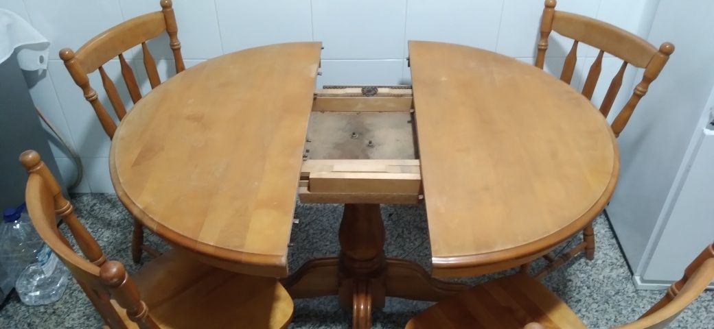 Mesa redonda, expansível. 4 cadeiras.