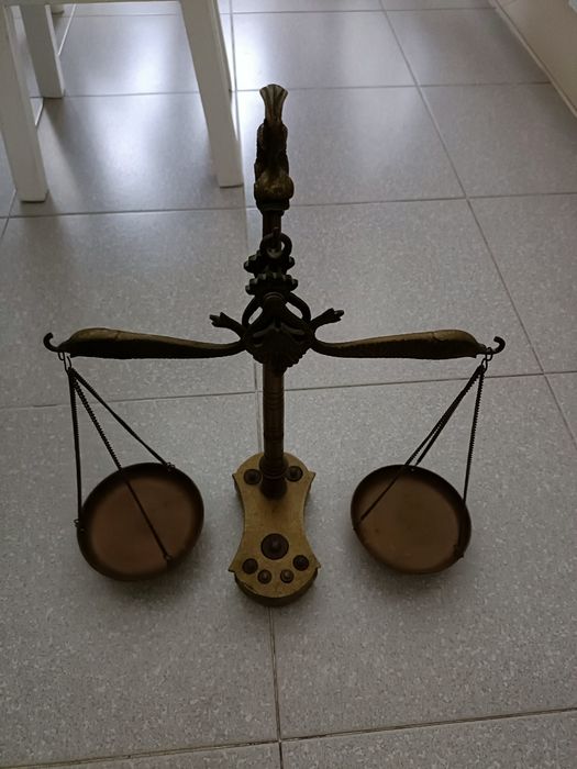 Antiguidade rara balança e cinzeiro
