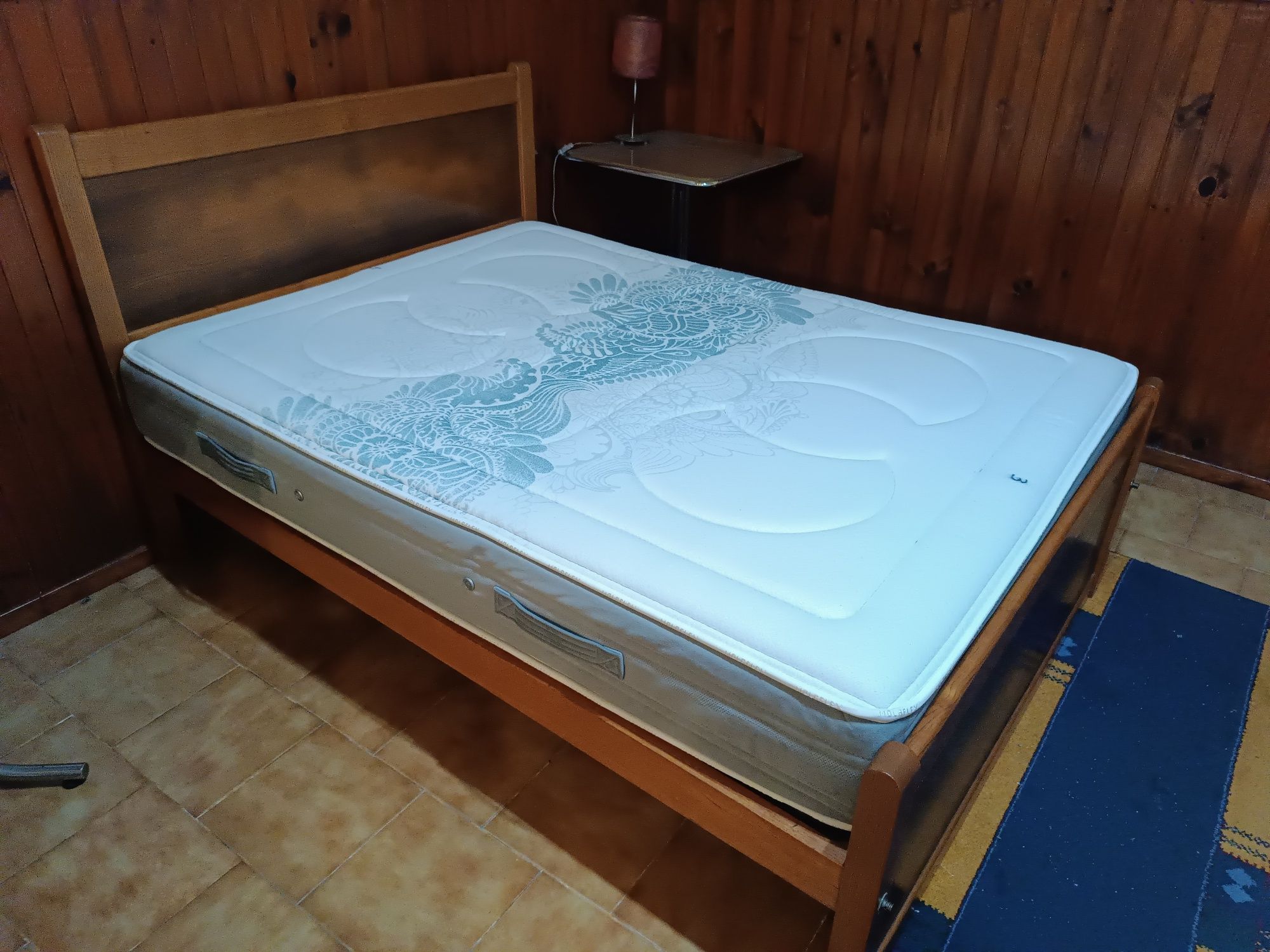 Cama de casal com colchão molaflex