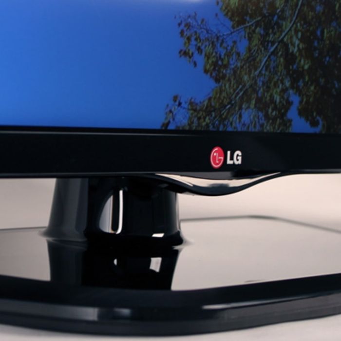 TV LG 42 cale z wieszakiem i stojakiem