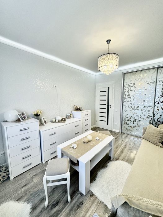 2-х кімнатна квартира з ремонтом по вул. Івасюка, біля ТЦ Велес.