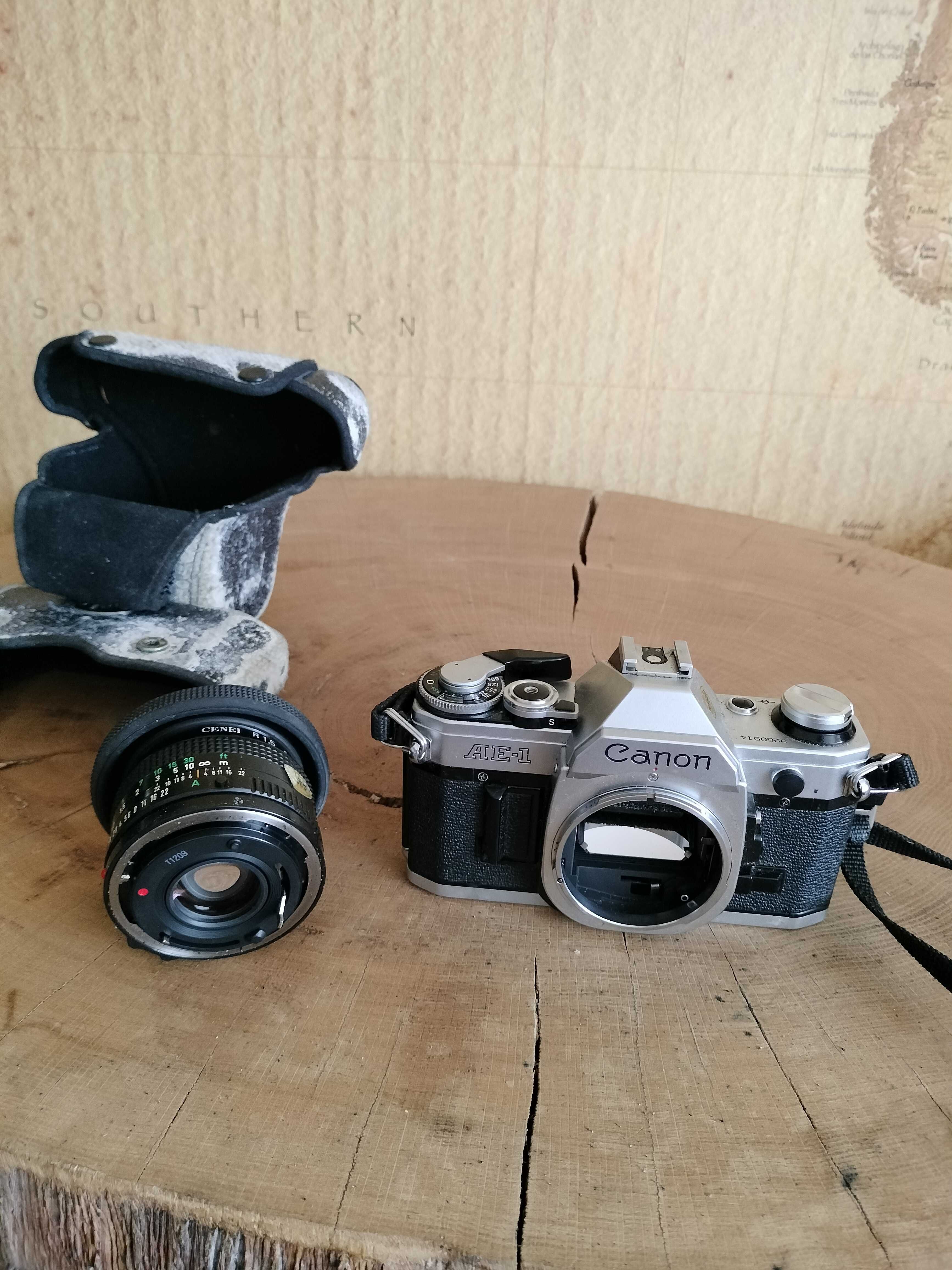 stary aparat Canon AE-1 z 2 kliszami