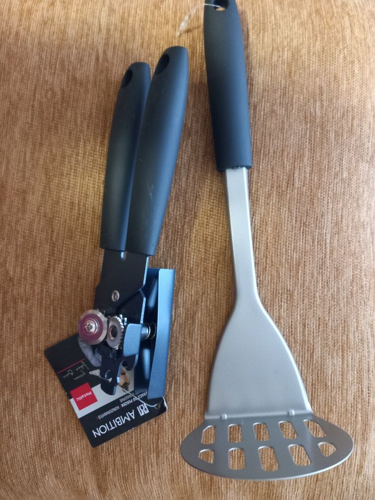 Nowy tłuczek i otwieracz do puszek