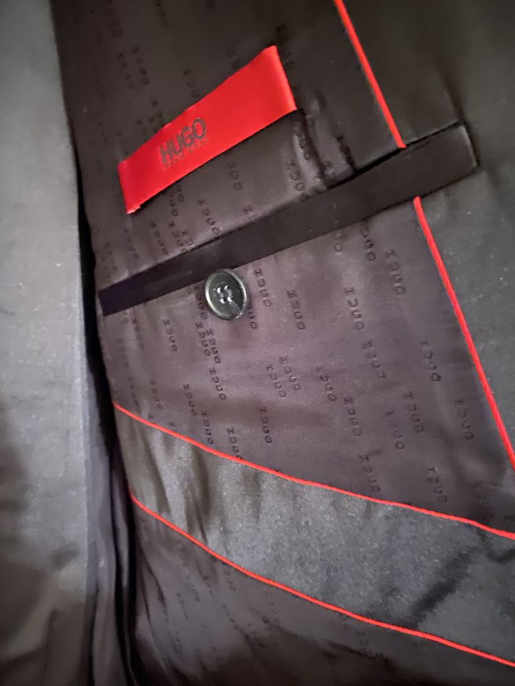 Hugo Boss garnitur 42