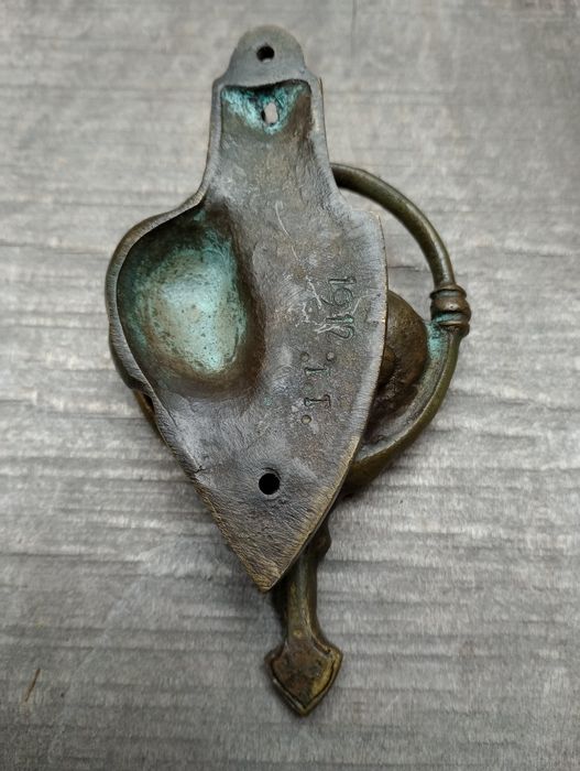 Piękna kołatka do drzwi - Pocałunek