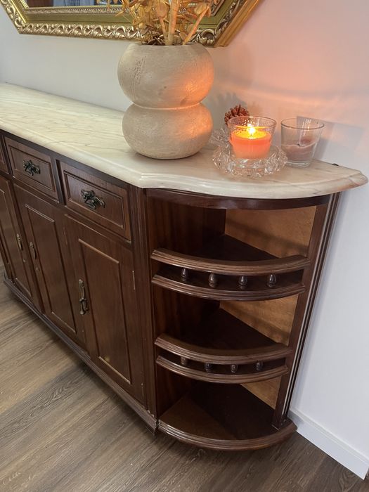 Móvel em madeira e pedra