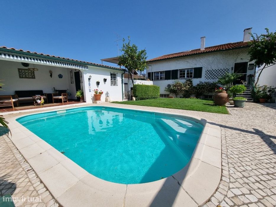 MORADIA T4+2, com Piscina de água salgada (total privacidade)