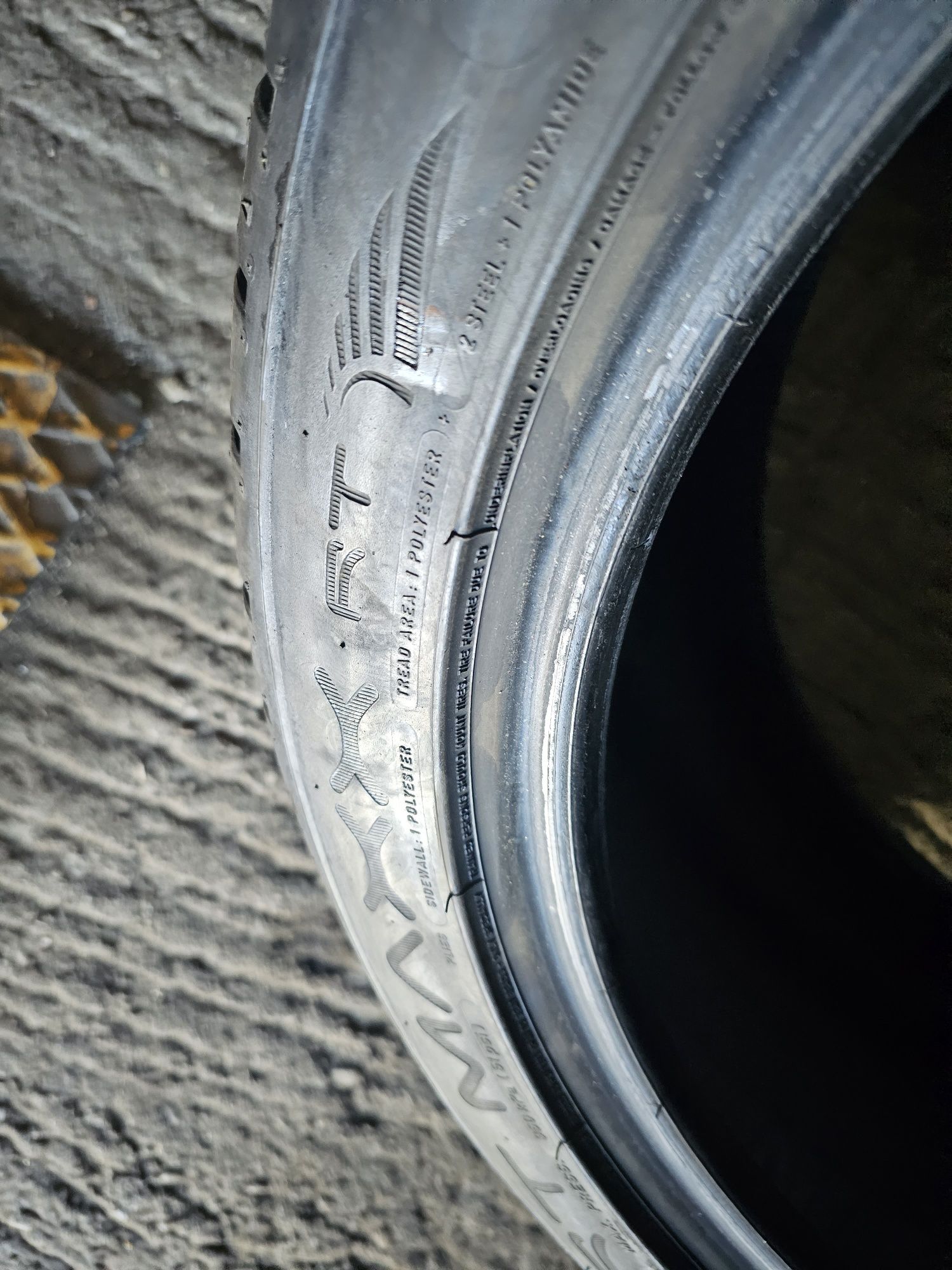 Opona 1szt Dunlop R17 225/45-8mm-20rok