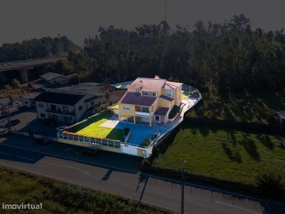 Espaçosa Moradia V4, com Jardim e Garagem ampla