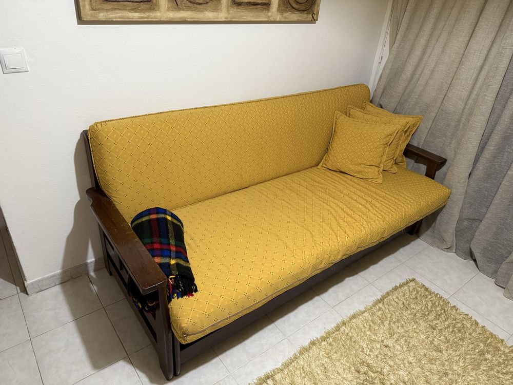 Sofá em rona de Amarelo
