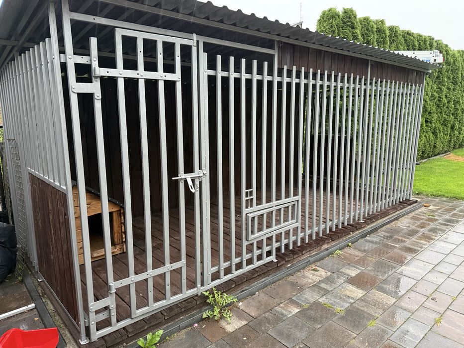 Duzy kojec z profili bardzo solidny