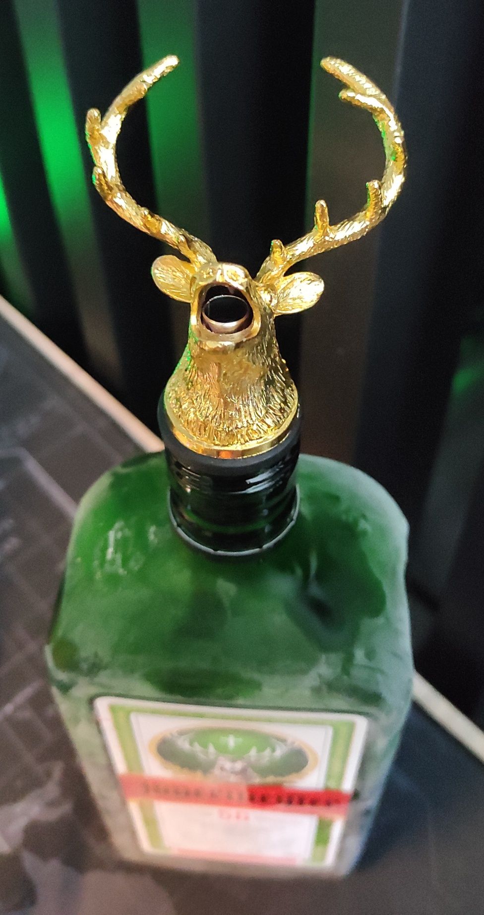 Nalewak do alkoholu w kształcie jelenia, czarny i zloty (jagermeister)