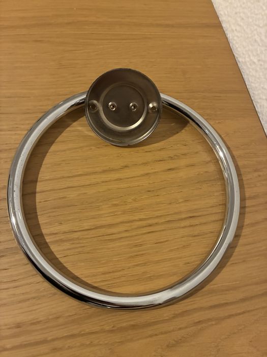 Toalheiro prateado redondo