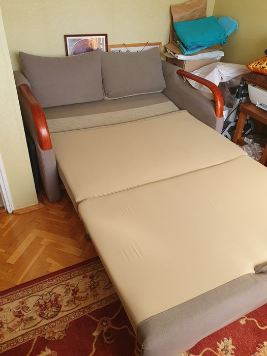 Mini sofa rozkładana ze schowkiem na pościel