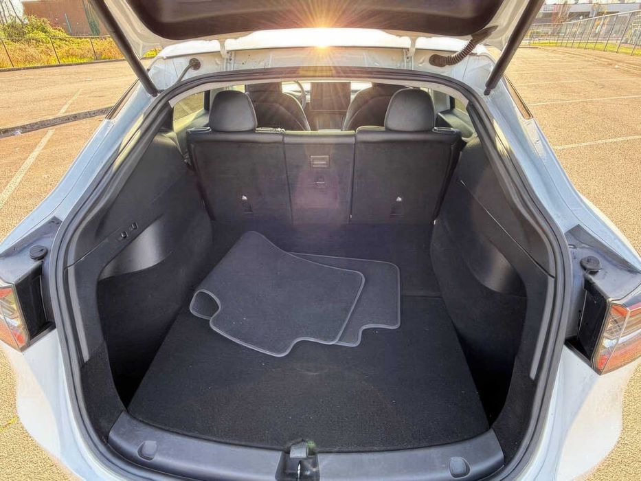 Tesla Model Y Long Range      2021