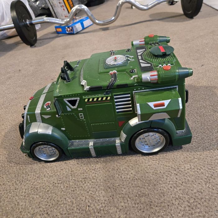 Wojskowy duży wóz plus żołnierze