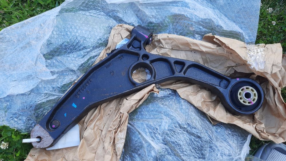 Ричаг передній правий Dodge journey 04766424AD