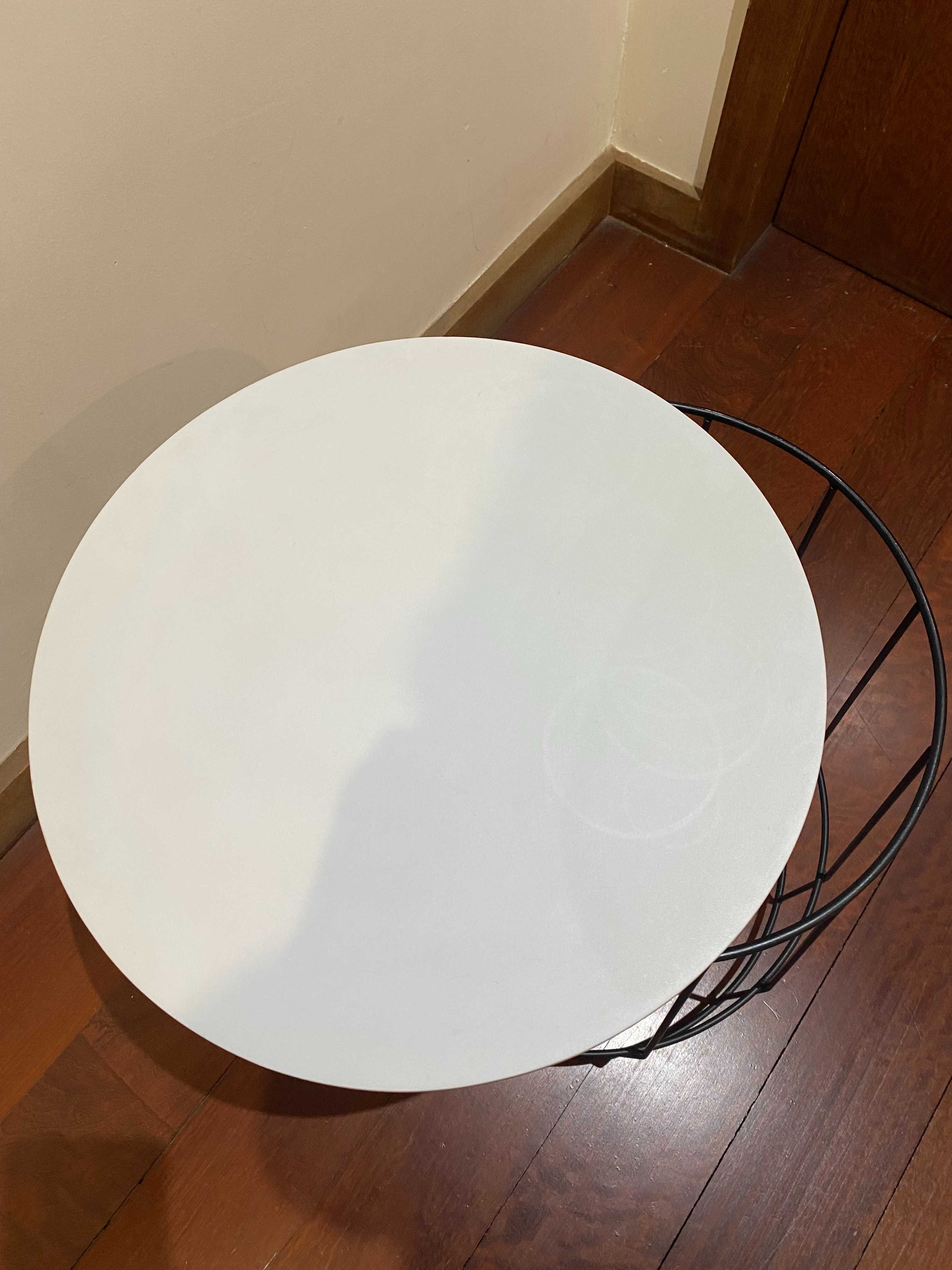 mesa de apoio com tampo branco e suporte preto.