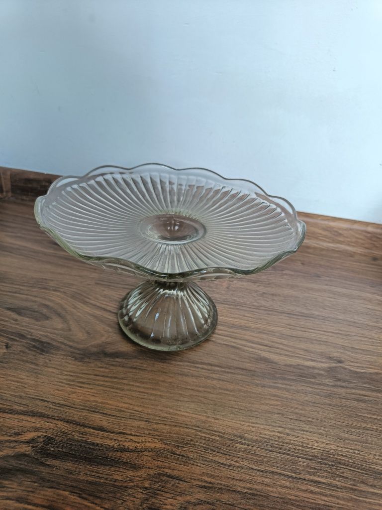 Szklana patera na nodze vintage - elegancka do deserów i owoców