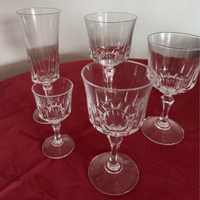 Conjunto de copos de cristal d'arques