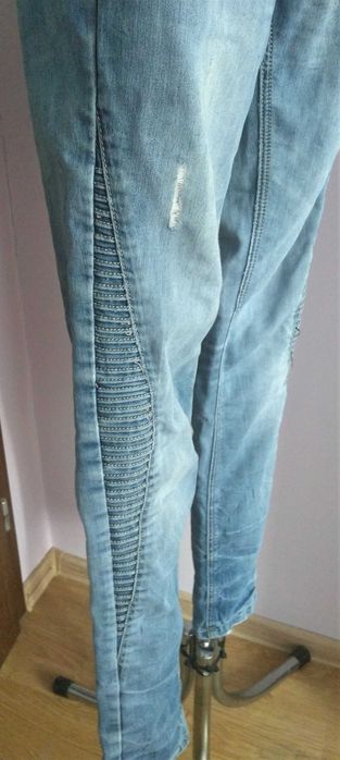 Jasne jeansowe spodnie Miaoni Jeans 26 z przetarciami z marszczeniami