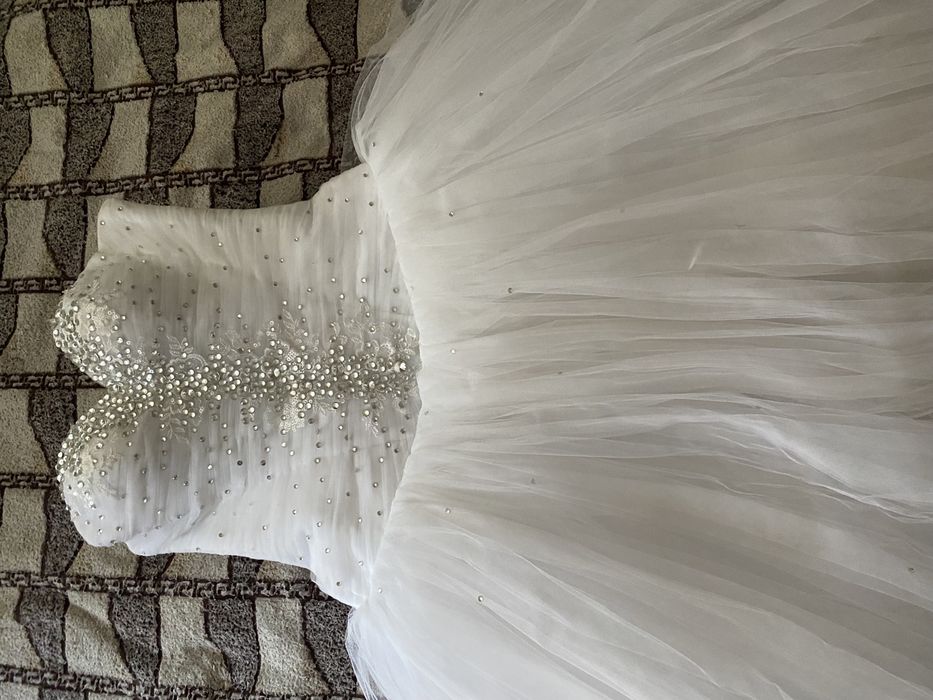 Сукня весільна пишна біла