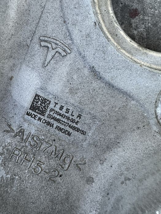 Поворотний кулак передній, цапфа, банан Model 3 Tesla