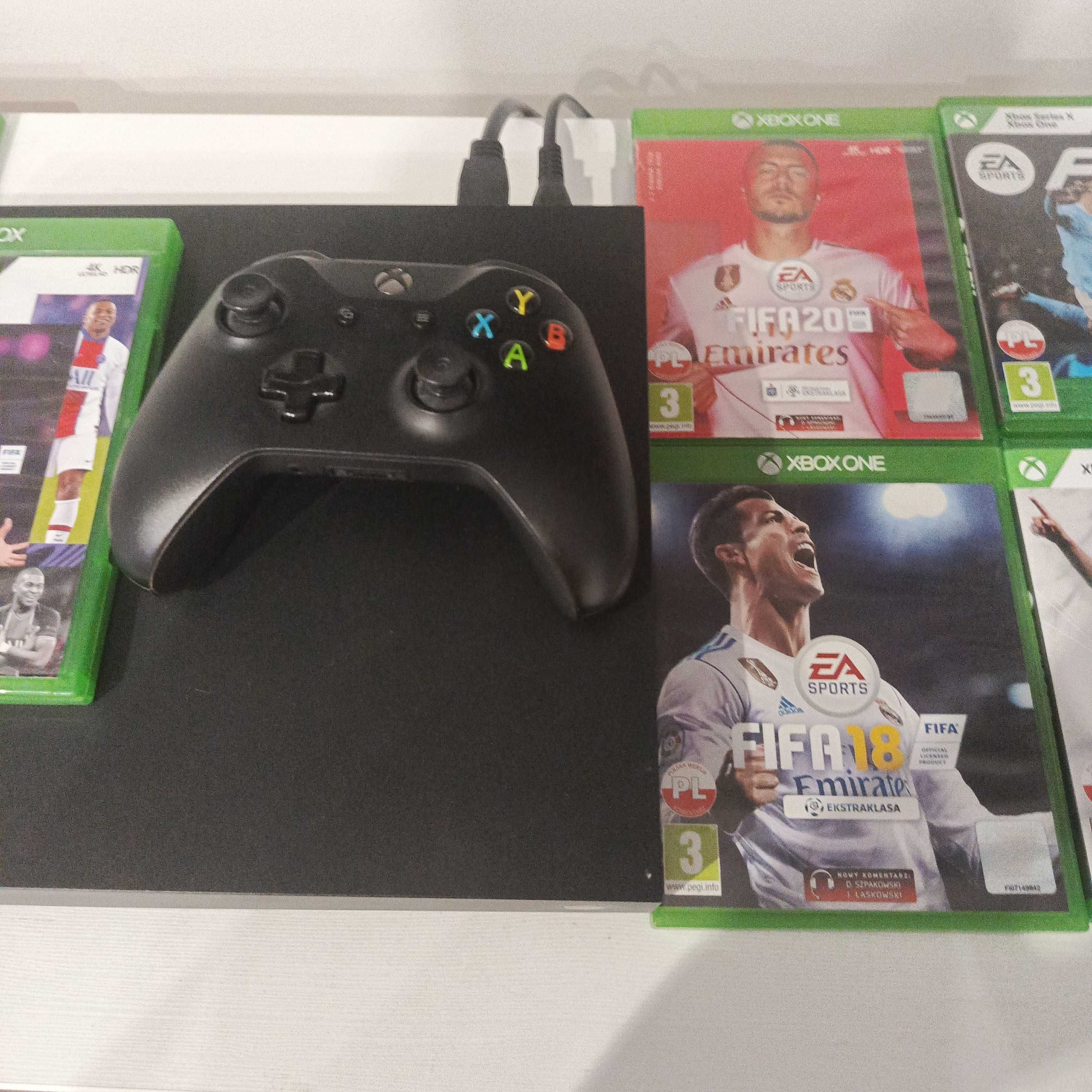 Xbox one x z 2 padami  i 7 grami