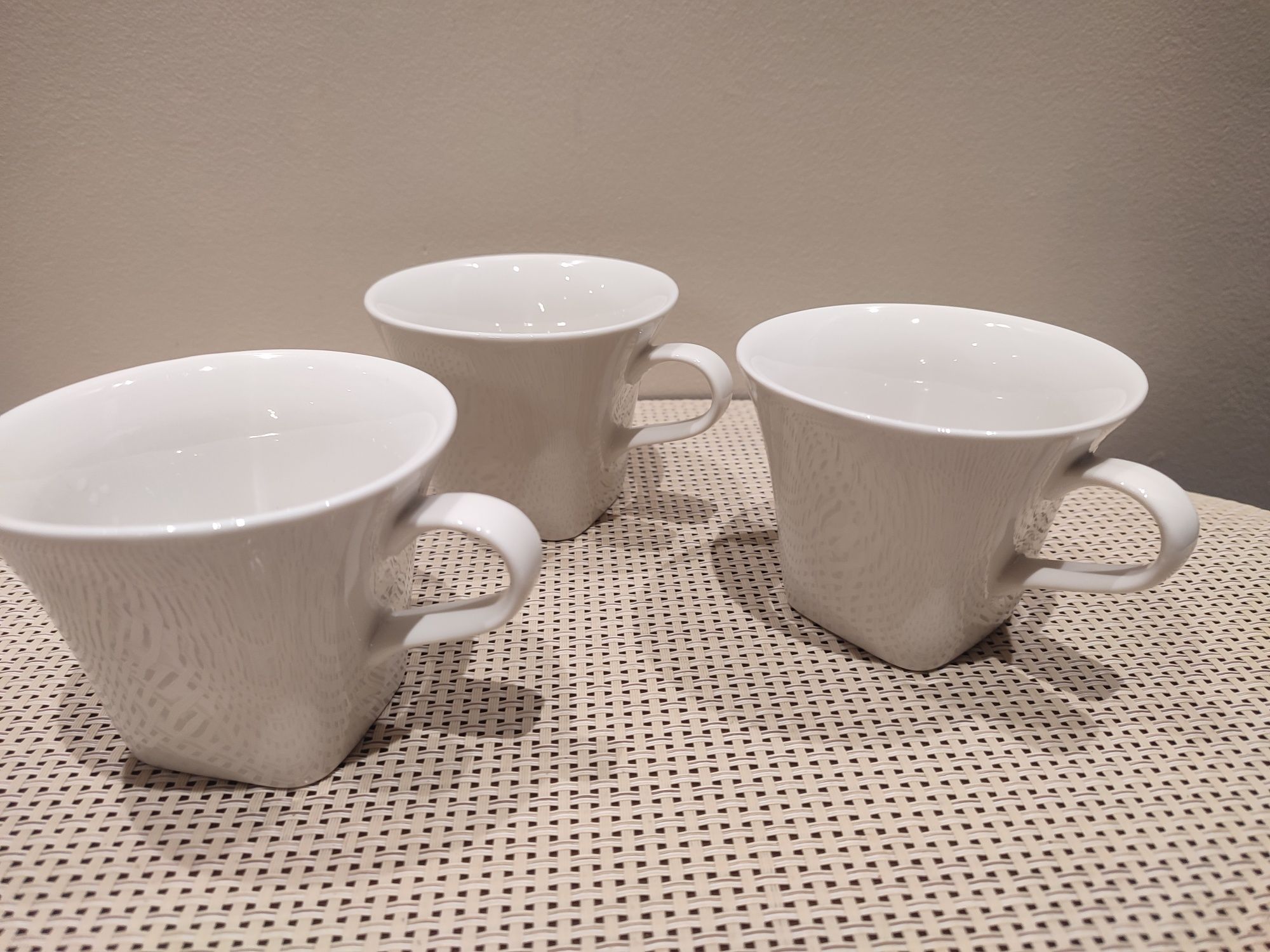 Śliczny zestaw trzech filiżanek porcelana