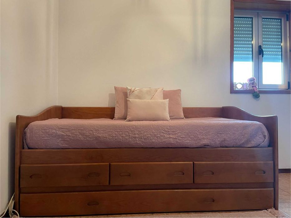 Cama de solteiro e secretária